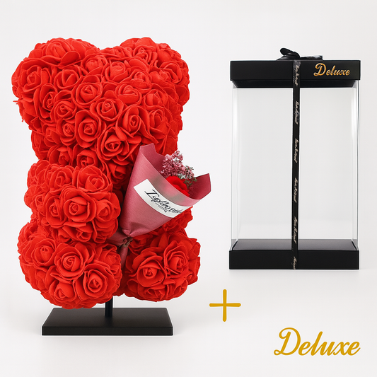 Beer DELUXE op standaard 25cm - rood foam met boeket - in luxe cadeauverpakking 25 cm